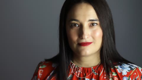Dona mirant a càmera